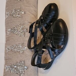 Clarke's Elizabelle Sea Leather Velcro closure Sandles Sz 7